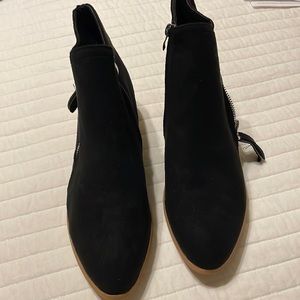 Super cute, suede, ankle boots! Never worn!